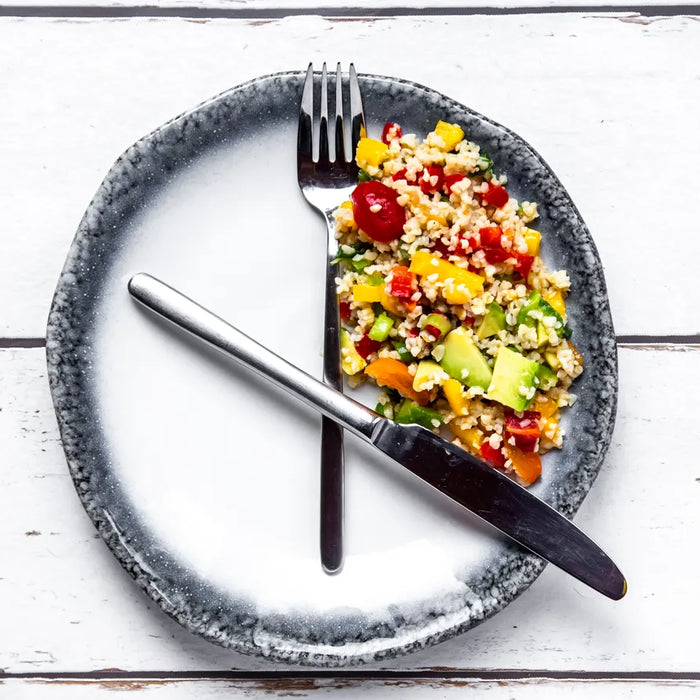 Assiette symbolisant le changement d’heure avec salade équilibrée pour bien vivre le passage à l’heure d’été