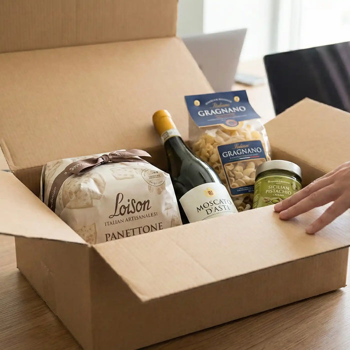 Coffret cadeau d'affaires gastronomique italien ouvert avec Panettone et vin sur un bureau de direction