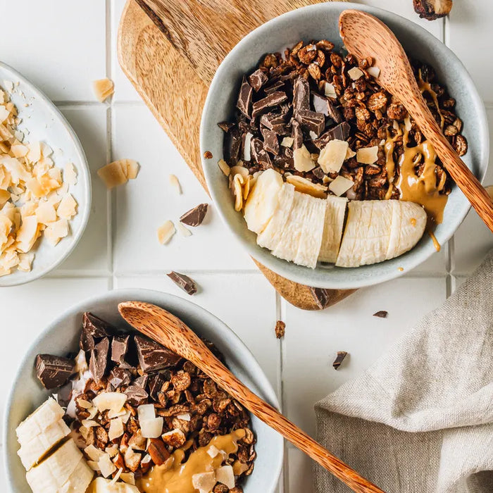 Bol de granola maison avec banane, chocolat et beurre de cacahuète
