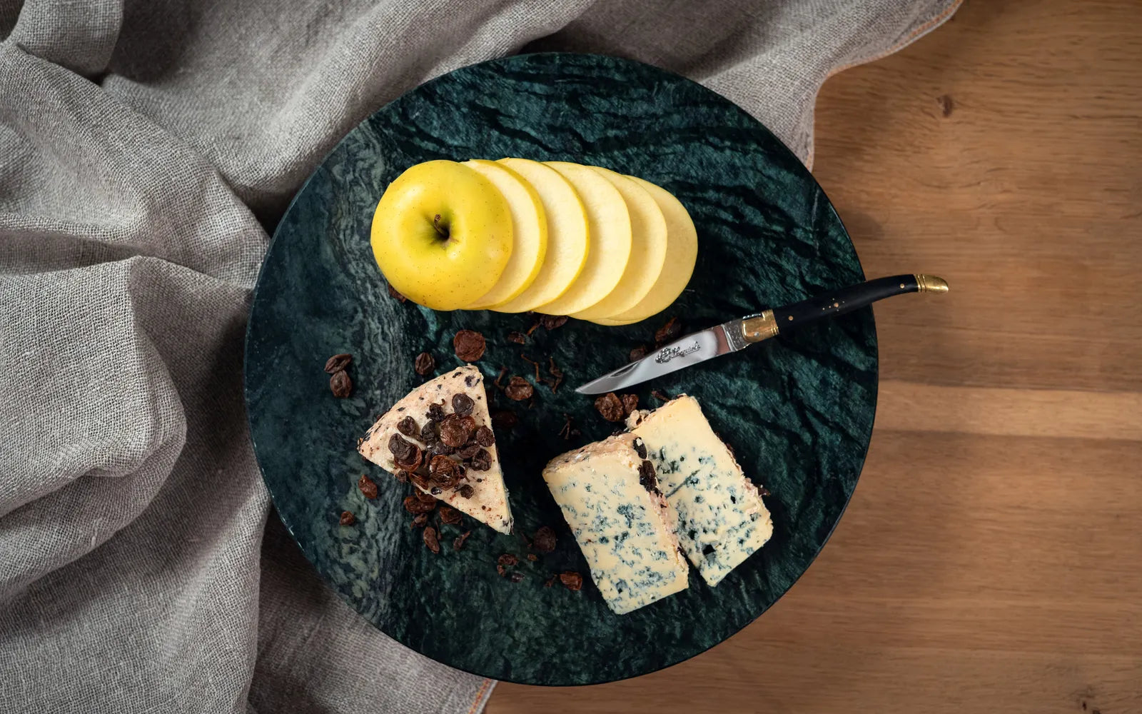 Accord Golden Delicious et fromage bleu persillé au raisin sec – mariage sucré-salé pour plateau fromager gourmet