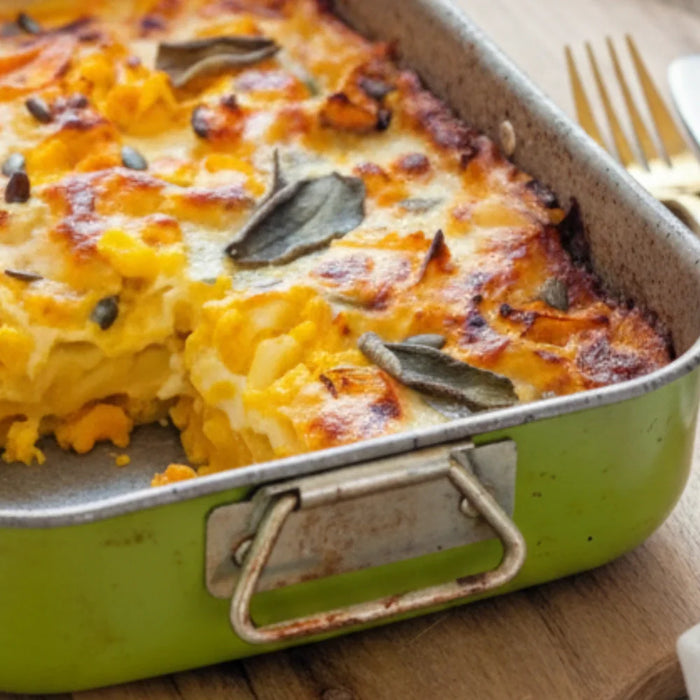 Lasagnes à la courge dorées et fondantes avec béchamel et sauge fraîche, plat gratiné d’automne"
