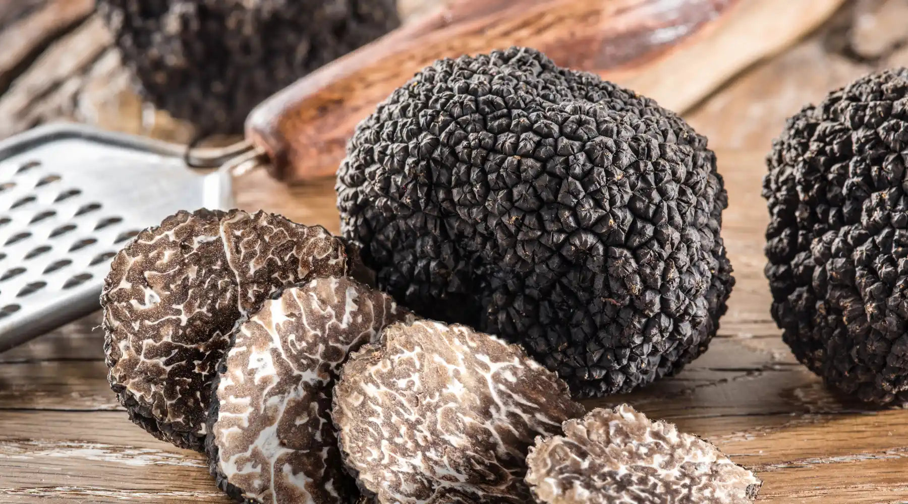 Sélection de produits gastronomiques à la truffe : moutarde, foie gras, chips, caviar et saucisson à la truffe EasyGusto