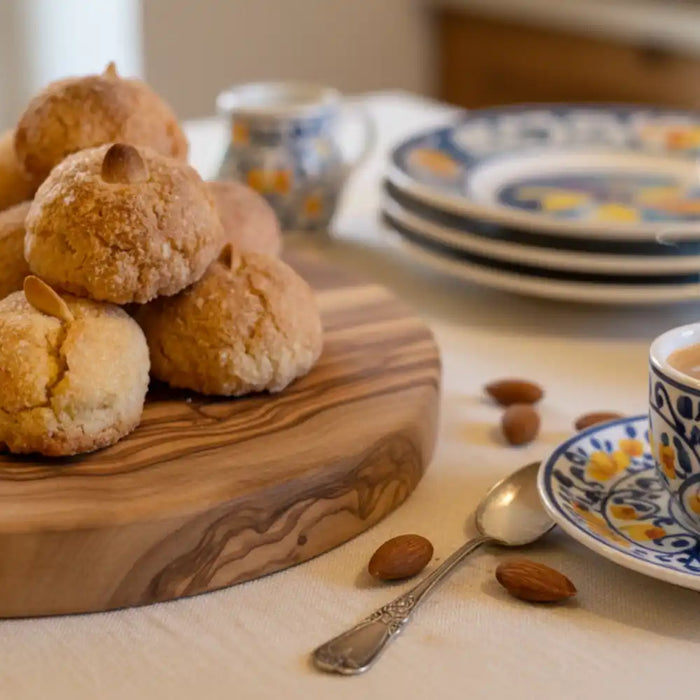 Gros plan sur la texture craquelée d’un amaretti sarde