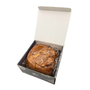 Emballage ouvert du panettone au chocolat noir et à la grappa, protégé par un film plastique pour préserver sa fraîcheur.