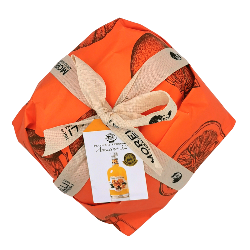 Panettone artisanal Arancino 32° avec liqueur à l’orange Morelli, emballé dans un papier orange avec ruban. Panettone à la liqueur.